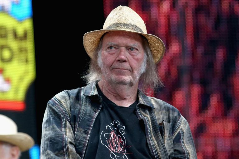 Neil Young oferă Groenlandei acces gratuit la muzica sa şi o retrage de pe Amazon din cauza lui Trump