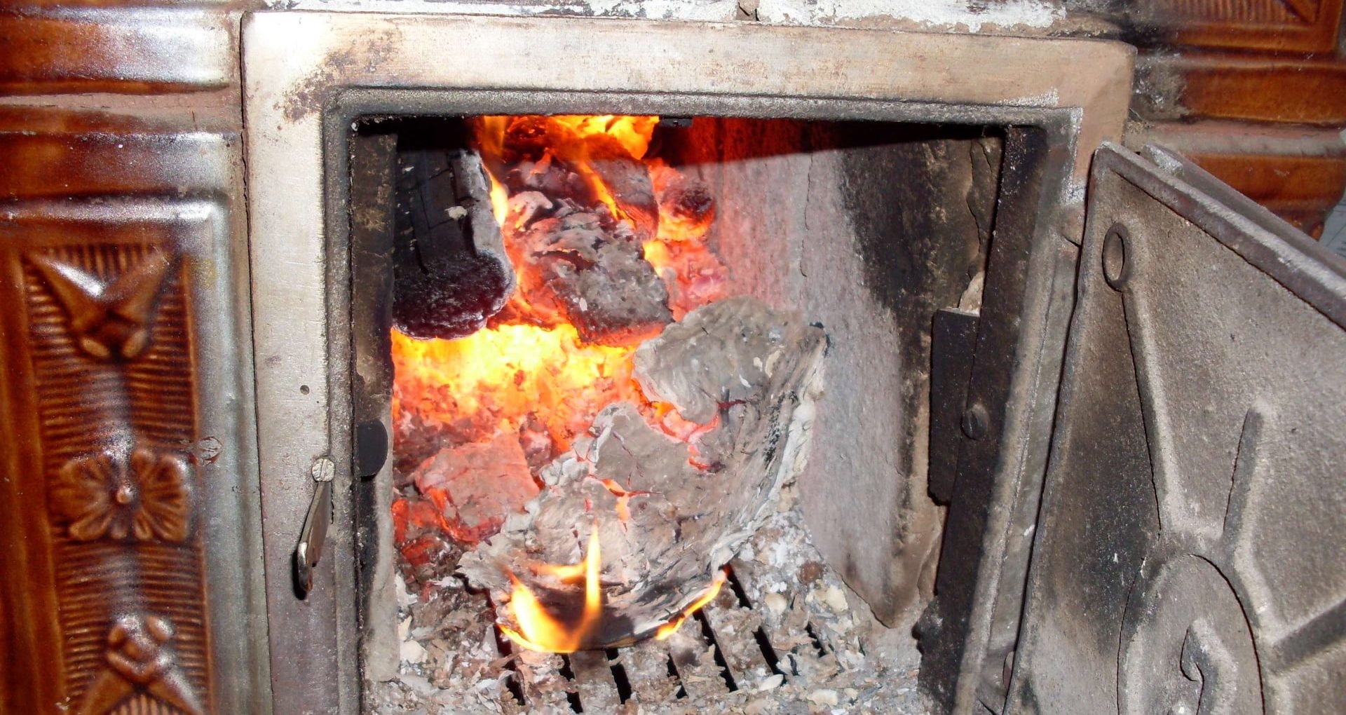 Amendă de 2.500 lei dacă arzi aceste lemne în sobă. Cu ce nu ai voie să te încălzești iarna?