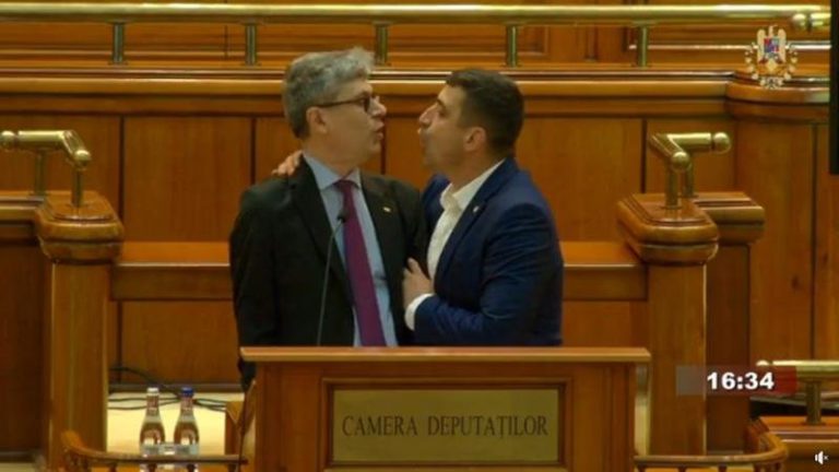 Virgil Popescu îl ia peste picior pe Simion, care a cerut protecţie din partea SPP: Nu te mai ascultă nimeni, Simioane - şi, precum Dragnea altădată, ai ajuns să-ţi inventezi asasini ca să mai simţi că exişti