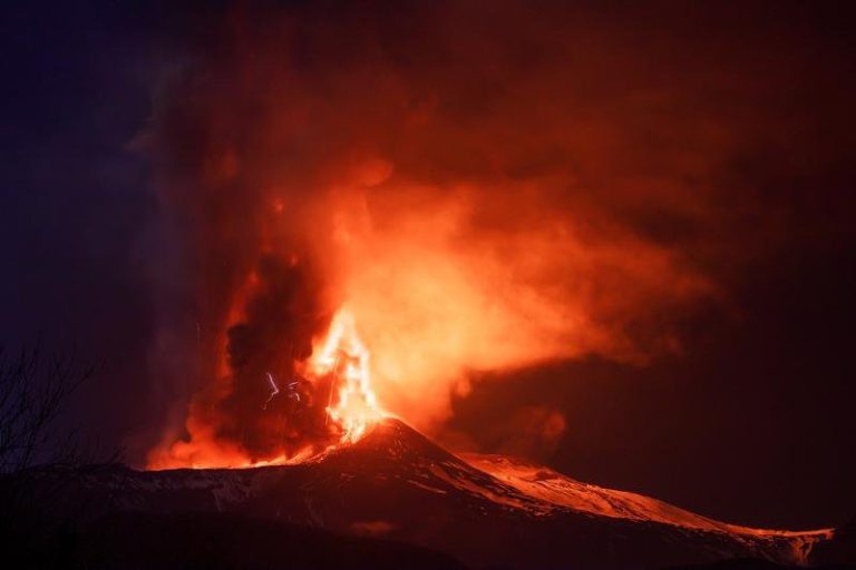 Un vulcan din Kamceatka a început să erupă după puternicul seism din Pacific