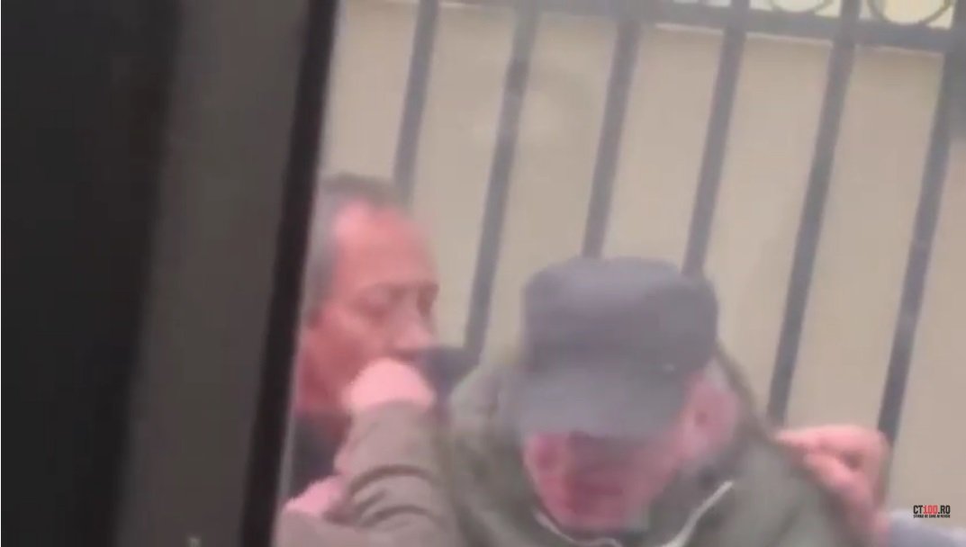  VIDEO Un șofer de autobuz s-a dat jos și a bătut un bărbat din stație