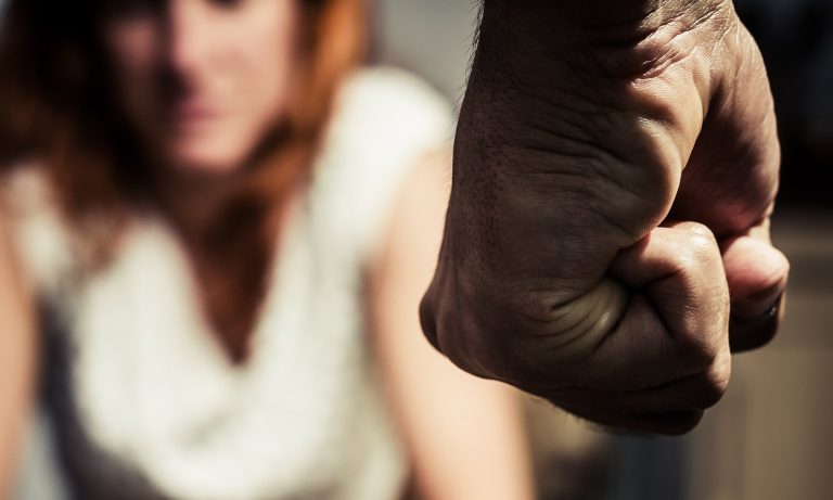„M-a strâns de testicule și m-a mușcat”. Ieșeancă condamnată pentru violențe în familie: certuri de la avere