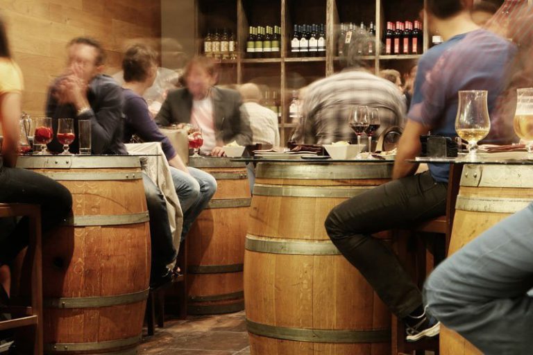 Europa stă pe un butoi de pulbere; românii preferă butoaiele de vin