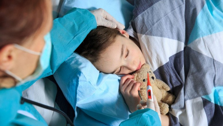De 6 ori mai mulţi copii cu COVID-19 în iulie, faţă de luna iunie, la grupa 0-9 ani. Care este explicaţia acestei creşteri şi ce simptome au copiii