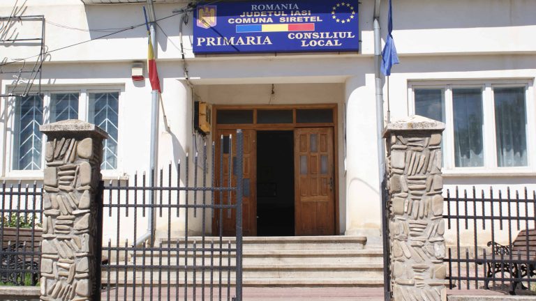 Vărul primarului e și consilier personal al acestuia. A făcut „varză” instituția și nu se mai putea scăpa de el