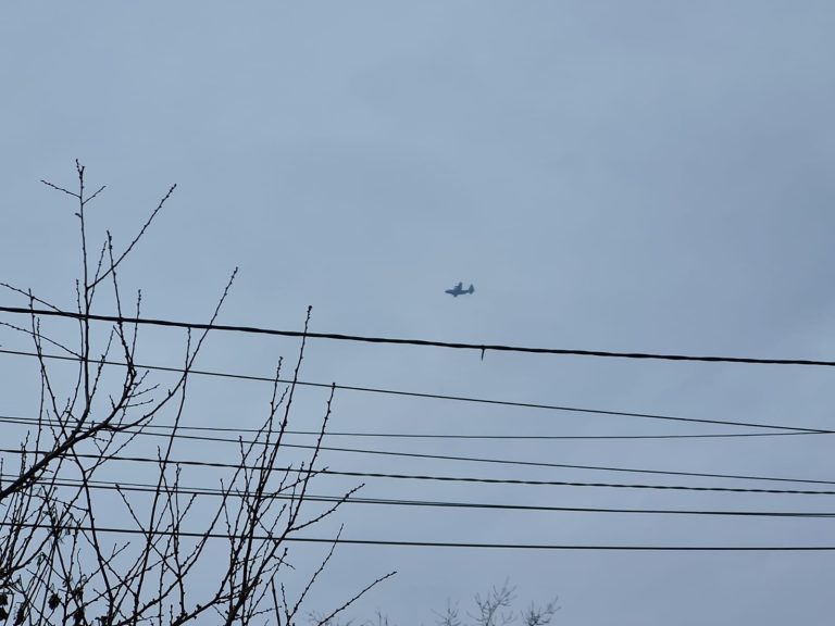 Un avion mare al armatei survolează Iașul. Sunt pregătiri de război?