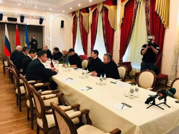 VIDEO: Prima imagine cu delegațiile rusă și ucraineană care s-au întâlnit în Belarus. Unii în costum, alții în haine de luptă