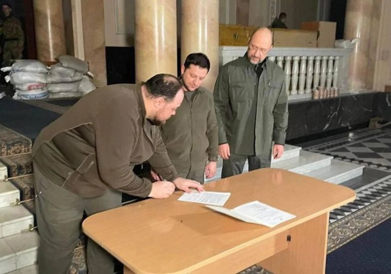 Zelenski a semnat cererea de aderare a Ucrainei la Uniunea Europeană - Imagini de la MOMENTUL oficial