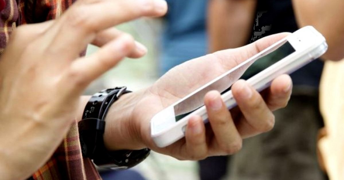  Un bărbat s-a trezit cu o femeie în casă care i-a luat telefonul