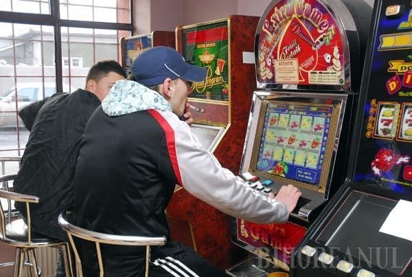 Un ieșean care a pierdut la păcănele și a distrus aparatul a scăpat doar cu o amendă fiindcă firma unde a jucat s-a închis