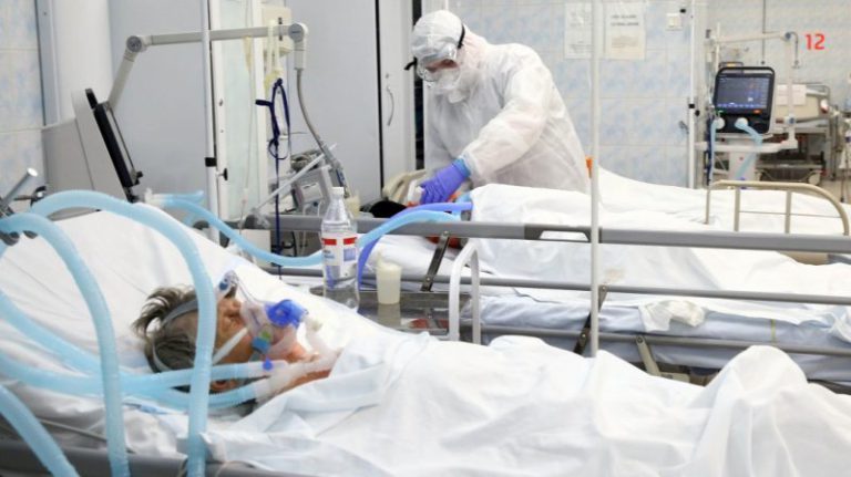 Numărul persoanelor internate la ATI cu COVID-19 a ajuns la 608 pacienţi