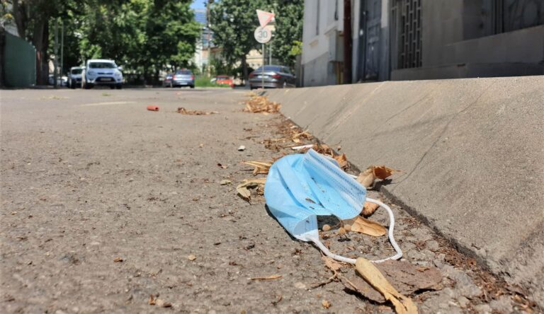 Caz din vremea COVID - Doi scandalagii care au agresat o vânzătoare și un polițist au fost puși la punct de judecători