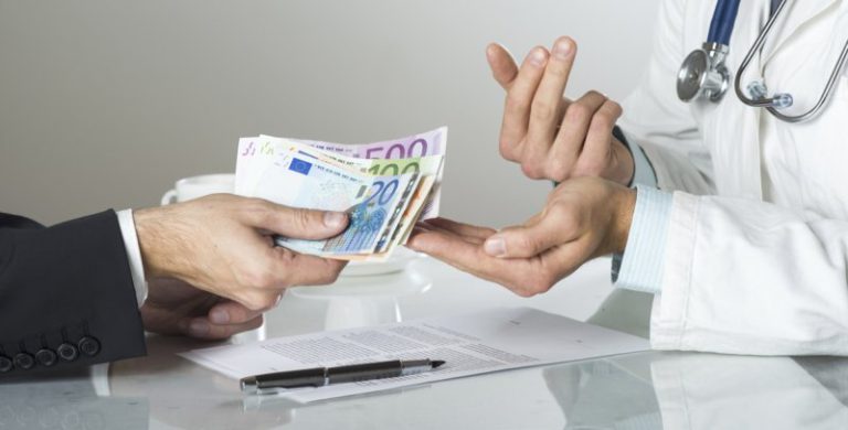 Legea „șpăgii oficiale”, care permite pacienţilor să-şi exprime recunoştinţa faţă de medici prin donaţii făcute unităţii medicale, promulgată de preşedintele interimar Ilie Bolojan