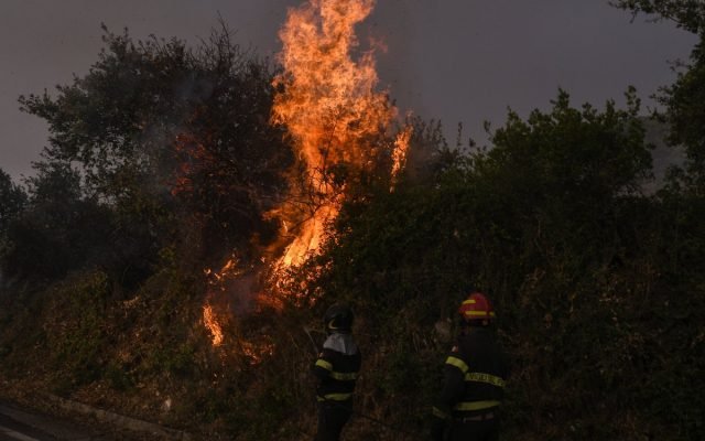 Incendiu în fondul forestier al judeţului Vâlcea. Pompierii au reluat operaţiunile de stingere