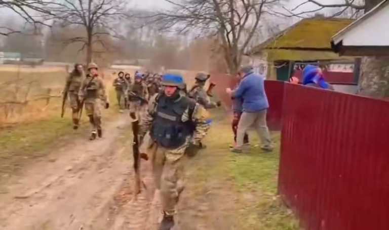 VIDEO: Cum sunt primiți soldații ucraineni într-un sat eliberat de ruși