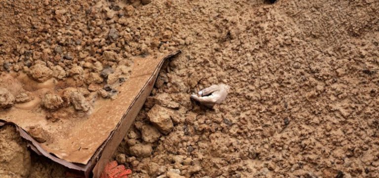 57 de cadavre, găsite într-o groapă comună la Bucha