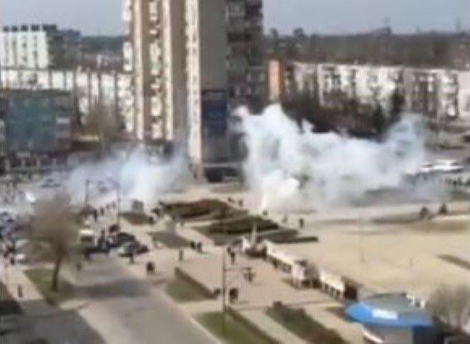 VIDEO: Focuri de arme și țipete! Ruşii au dispersat violent o manifestaţie la Enerhodar