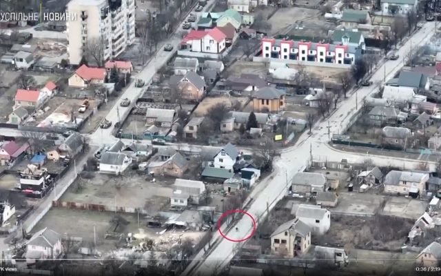 VIDEO Imagini filmate cu drona arată momentul în care soldații ruși trag într-un biciclist, în Bucea