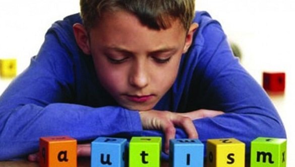 Semnele autismului apar în primii trei ani de viaţă, dar nu la fel la toţi copiii. Psiholog: Dacă observi că copilul tău se comportă ca şi cum nu exişti în cameră, dacă e gălăgie şi el nu-i preocupat de nimic, trebuie acordată atenţie