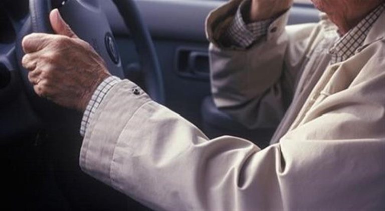 Șofer de 80 de ani, permis reținut la trecerea de pietoni: nu a văzut persoana care traversa