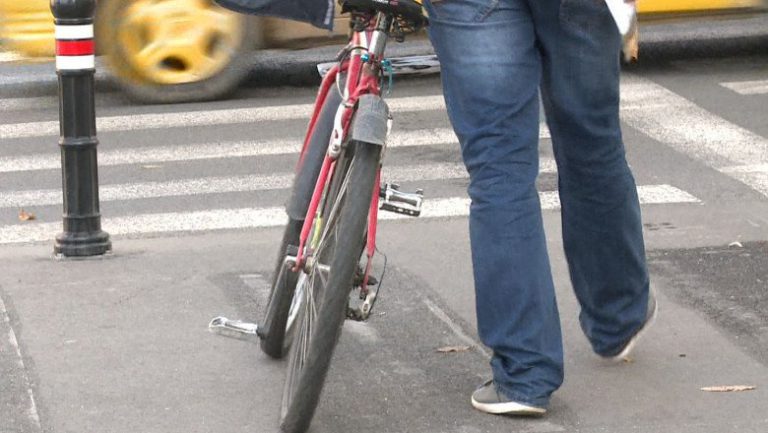 Un șofer a fugit ca să scape de bătaia biciclistului pe care l-a trântit la pământ. Judecătorii l-au condamnat pentru părăsirea locului accidentului