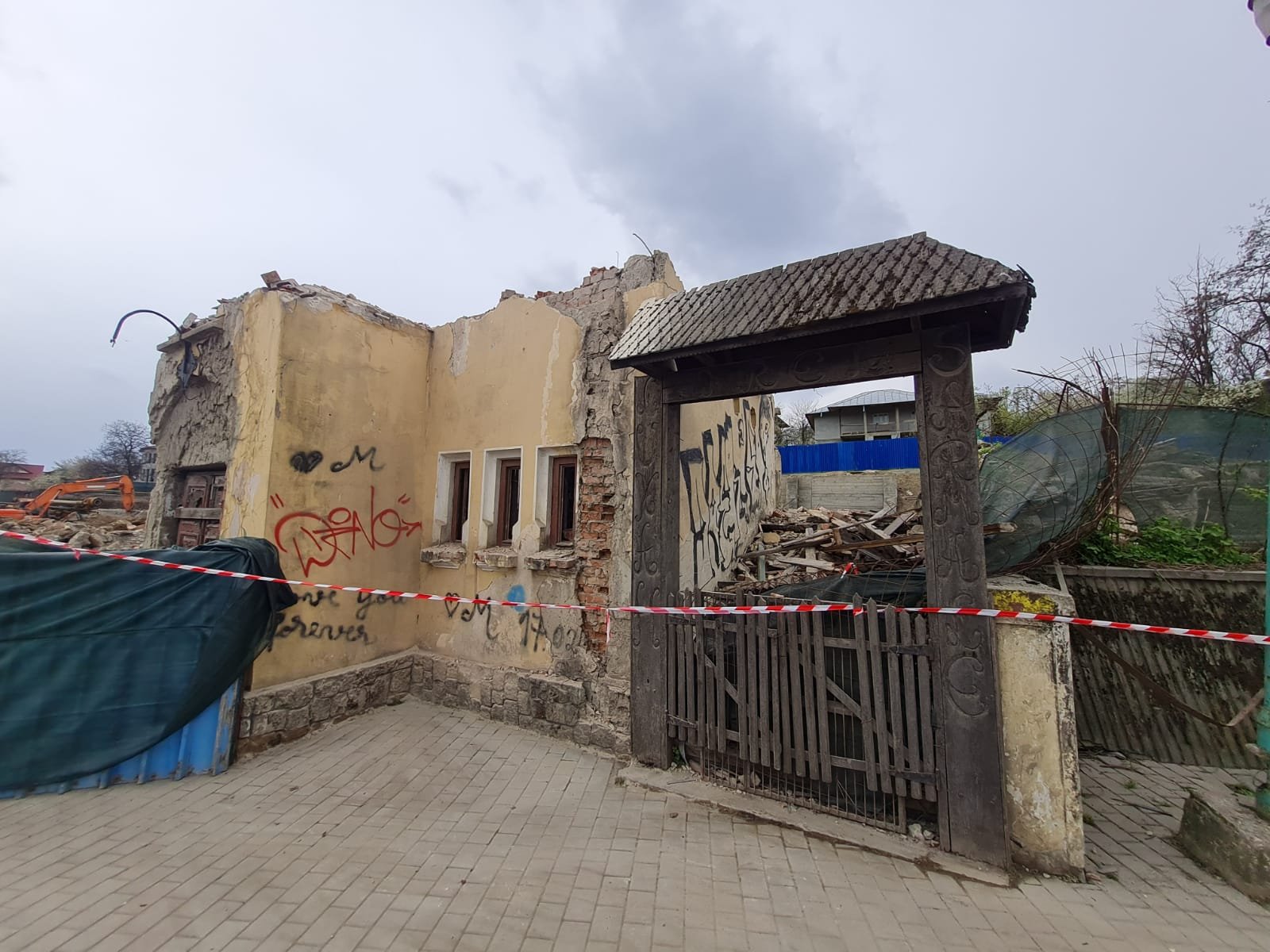Ce riscă patronul de la „Trei Sarmale” după ce s-a urcat pe buldozer și a demolat ilegal Hanul? O amendă