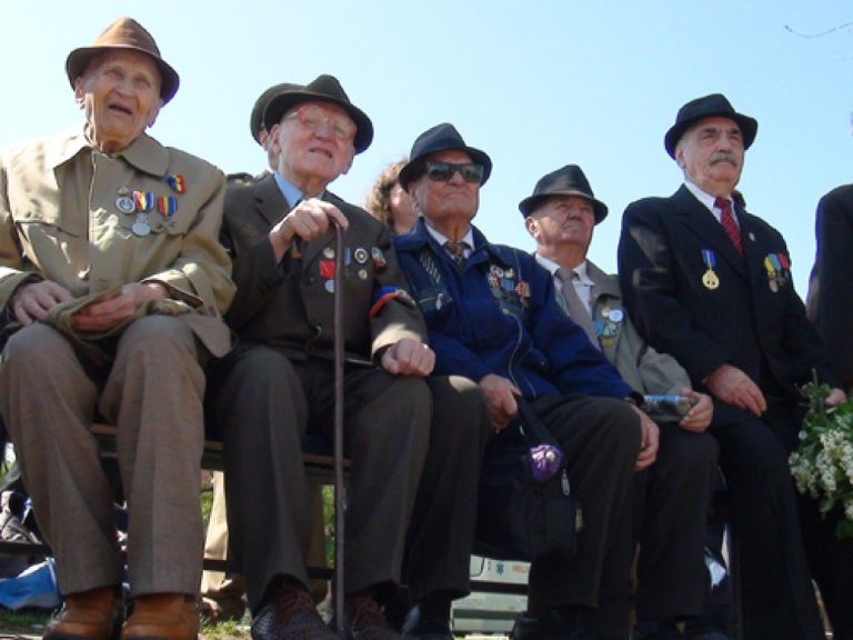 Pentru un milion de lei pe lună, statul umilește veteranii și văduvele de război, cărora le ia 10% din indemnizația de 961 de lei