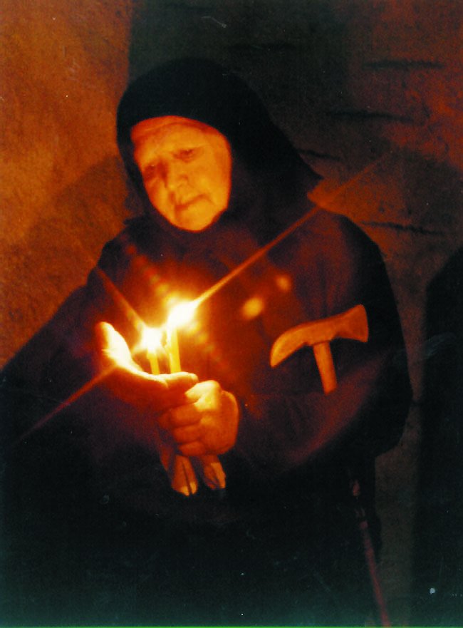  446243_321862_stiri_batrana-cu-lumanari-biserica