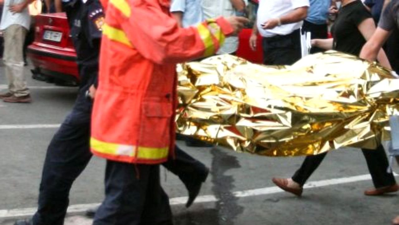  Pensionarul care şi-a dat foc a murit ieri la spital