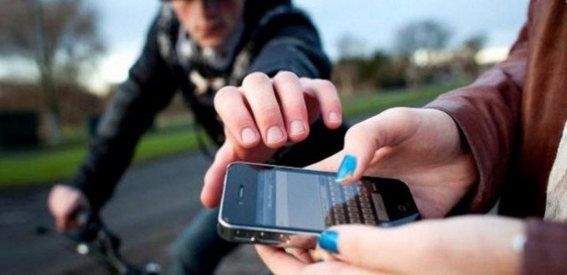 Doi tineri, reținuți la Iași pentru tâlhărie: au smuls telefonul din mâna unei tinere