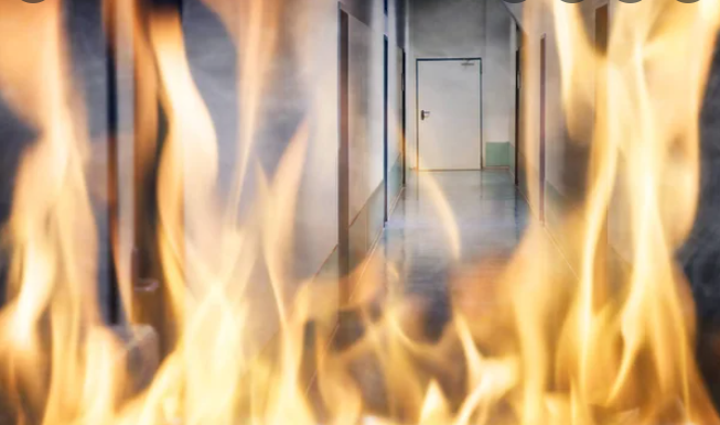 Un tânăr amețit cu alcool și prenadez a dat foc ușii unchiului său. În casă se afla și nepotul de patru ani