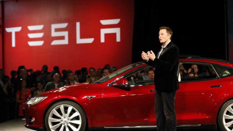 Un consilier al lui Donald  Trump, îl ironizează pe Elon Musk: „Este un asamblator de maşini”