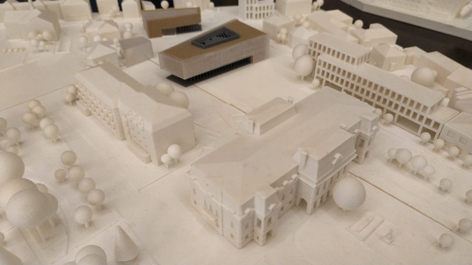  Două propuneri pentru noul sediu al Primăriei. O clădire fără colțuri