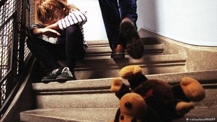 Minorii, afectați de o epidemie de abuzuri sexuale, violuri și pornografie. Percheziții în mai multe județe