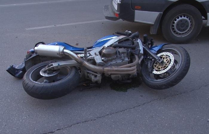 Trei infracțiuni dintr-un foc. Fugar pe motocicletă prins în Hârlău: tânăr depistat fără permis, beat, pe motor neînmatriculat