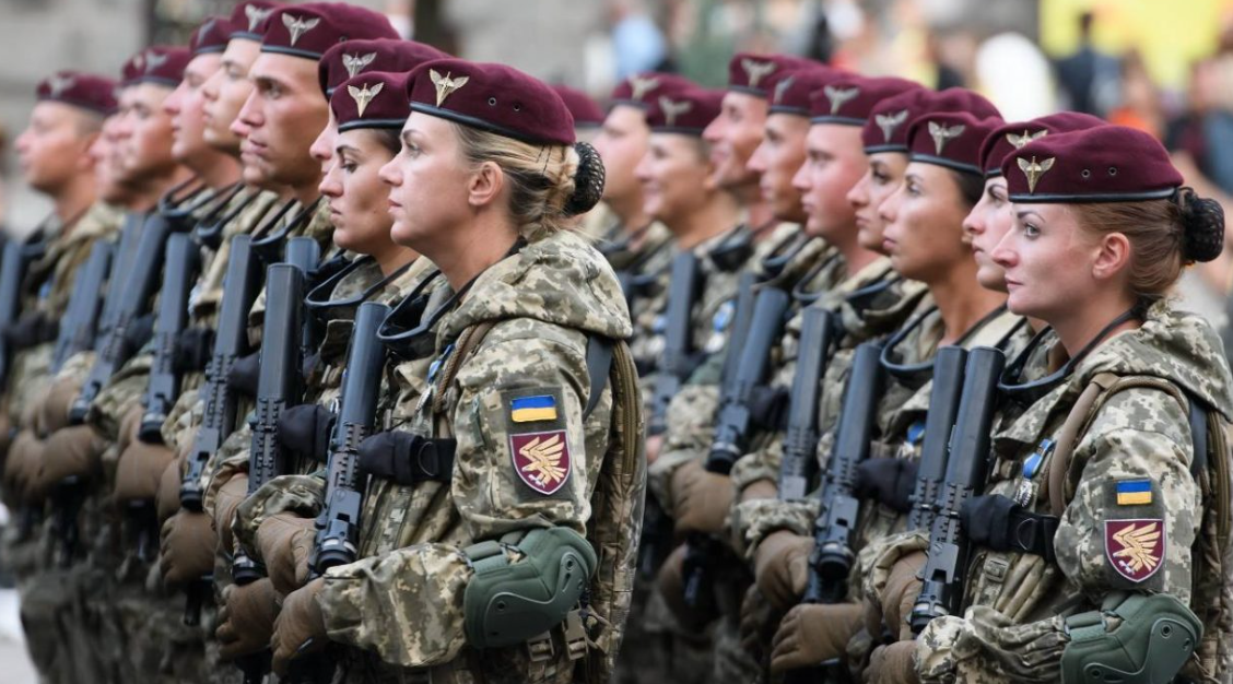 Femei la înrolare? Să se adapteze sistemul, nu ele. Cum stă Europa la egalitatea sexuală sub arme: câteva exemple remarcabile