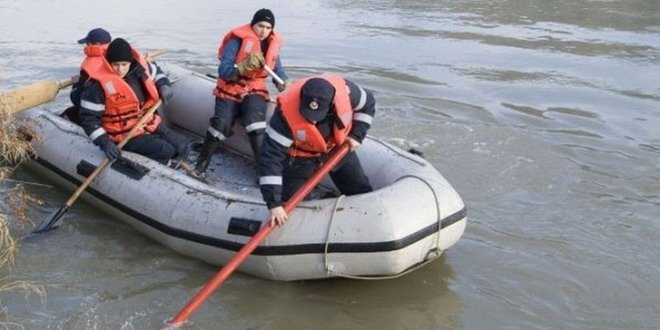 Pompierul căzut în lacul Siriu a fost găsit decedat. Trupul neînsuflețit a fost adus la mal
