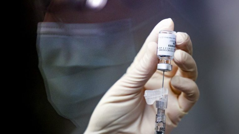 O pensionară care și-a făcut un obicei din a protesta împotriva vaccinării și-a găsit nașul la Tribunal
