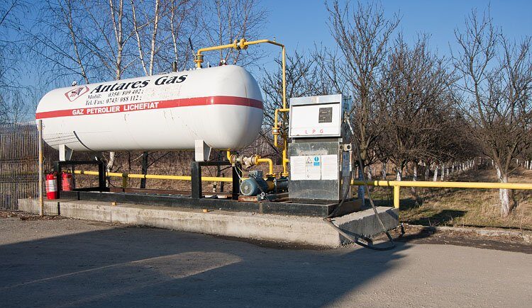  Bacău: Accident între un autoturism și o autoutilitară care s-au ciocnit pe DN 11. Maşina a lovit o butelie GPL 