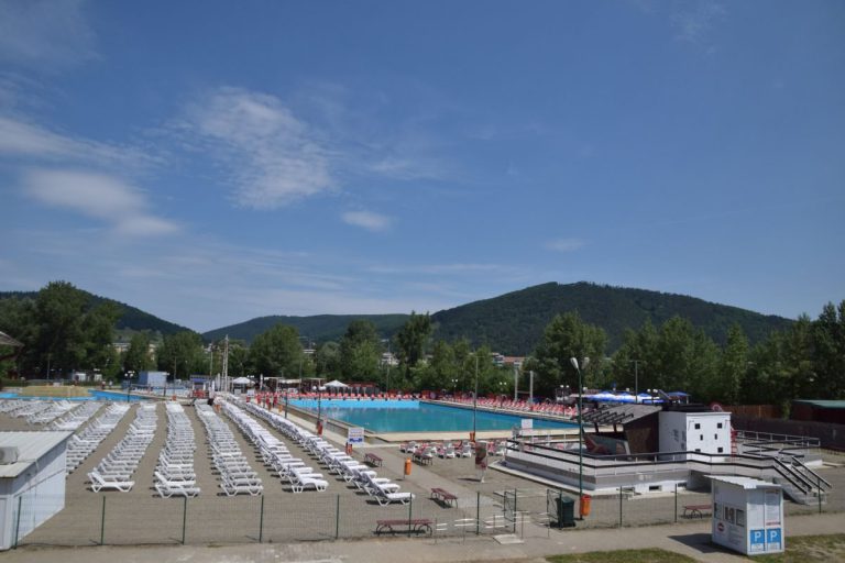 Mai multe bazine din Ștrandul Municipal Piatra-Neamț, închise de DSP din cauza calității apei