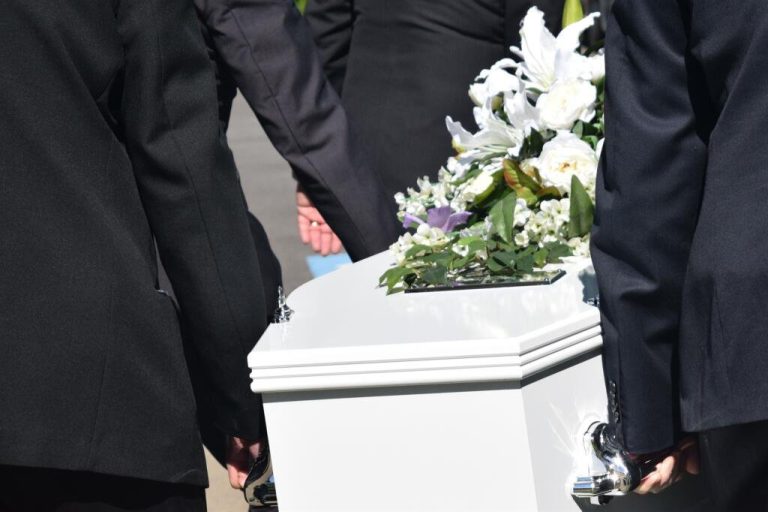 Nereguli grave descoperite de ANPC la operatori din domeniul serviciilor funerare. Trei firme închise temporar, amenzi de aproape 700.000 de lei