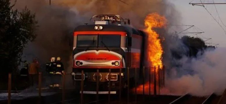 O locomotivă a luat foc în gara din Sinaia. Aproximativ 120 de persoane s-au evacuat din vagoane