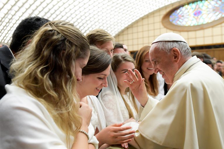 Papa critică „cultura machistă”, afirmând că femeile „duc lumea înainte”