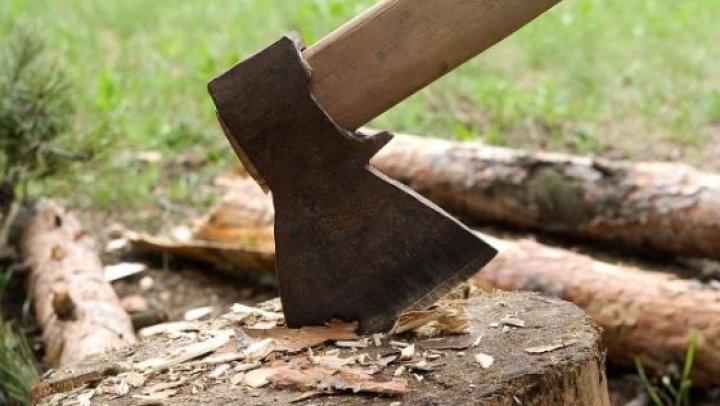 Tentativă de omor la Iași. Un taximetrist, atacat cu coada unui topor de un client