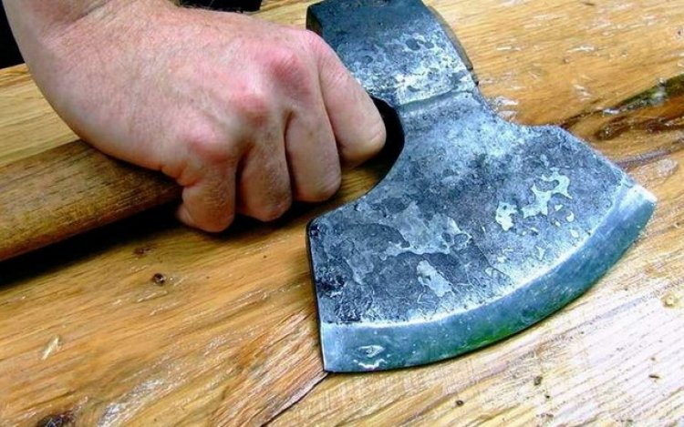  Un octogenar i-a crăpat capul fiului cu bărdiţa: îl bănuia de incest