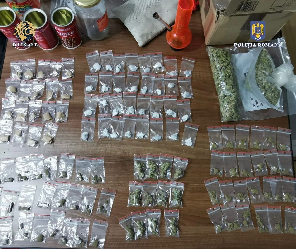 Un adolescent din Iași a furat droguri din Spania, iar apoi le-a trimis în țară convins că păgubitul nu-l va reclama. A calculat însă greșit
