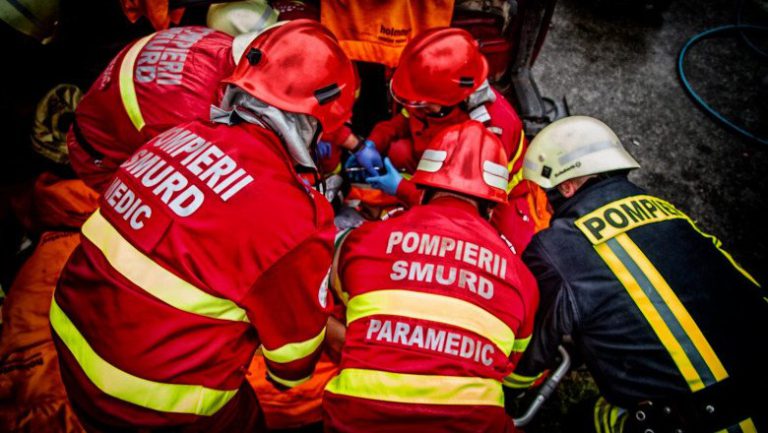 Copil găsit inconştient într-o fosă septică, în Bistrița-Năsăud. Mai multe echipaje medicale intervin pentru salvarea acestuia