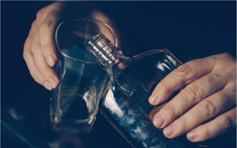 Un ieșean a sunat la 112 să anunțe că vrea să-și facă dreptate în fața partenerului de pahar. „Nu mai veni bre, lasă că fac eu legea”