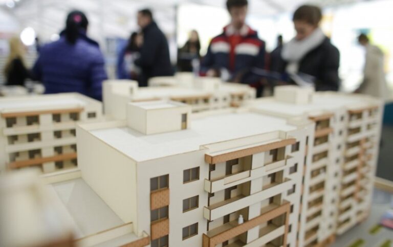 Scandal imobiliar în Bucium. Dezvoltatorul a transformat parcarea de la subsol și parter în magazin. Oameni de bună credință au rămas fără acte pe apartamentele de la etaj