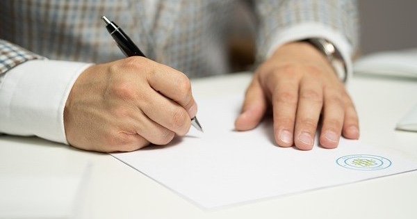  Şeful Biroului Vamal de Frontieră Iaşi: un cadou de 40.000 de euro. Cine i l-a oferit?